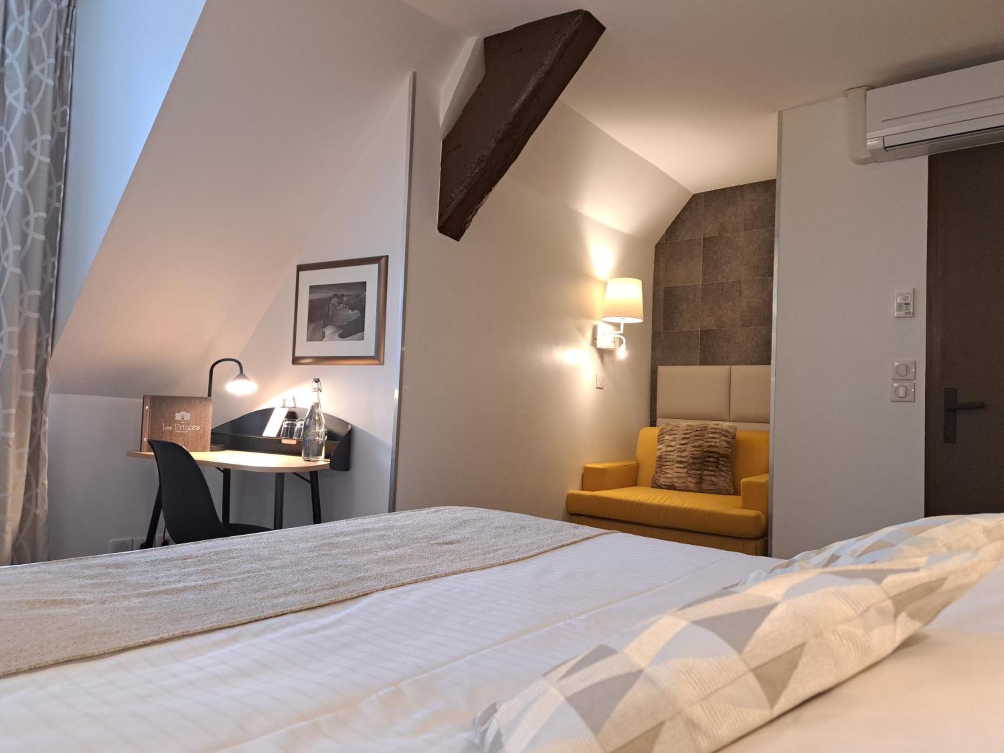 Hotel Des Princes, Chambery Centre ภายนอก รูปภาพ