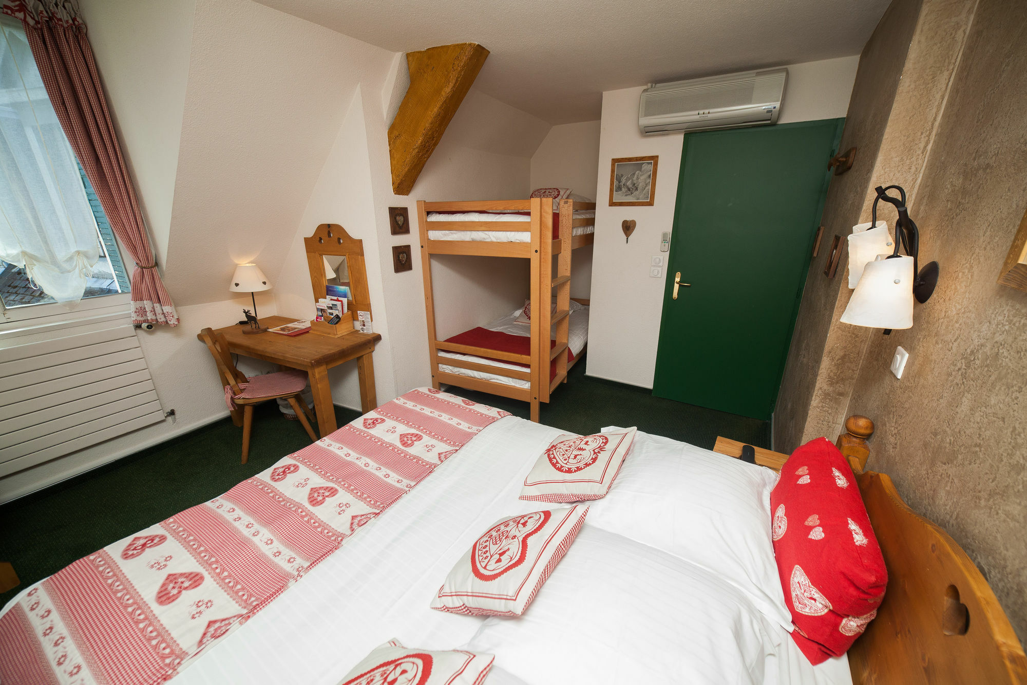 Hotel Des Princes, Chambery Centre ภายนอก รูปภาพ